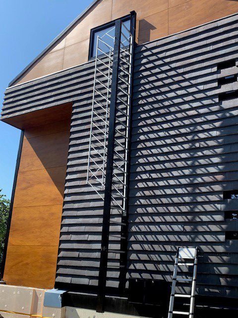 Brannstige med ryggvern - aapnet